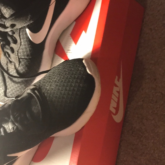 Nike black and white shoes - Picture 3 of 3